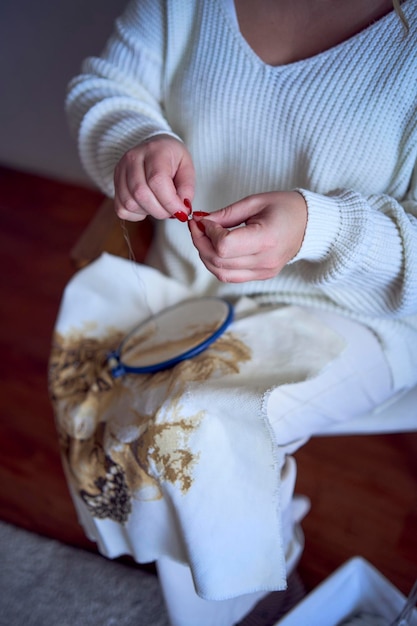 kobieta haftująca drobne detale