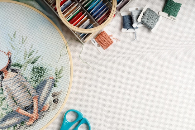 zestawy haftu ułożone obok siebie